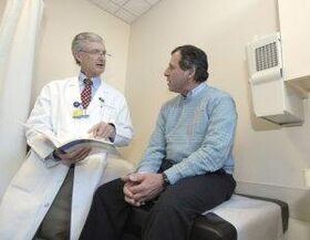 Vīrietis ar prostatītu pie urologa konsultācijas