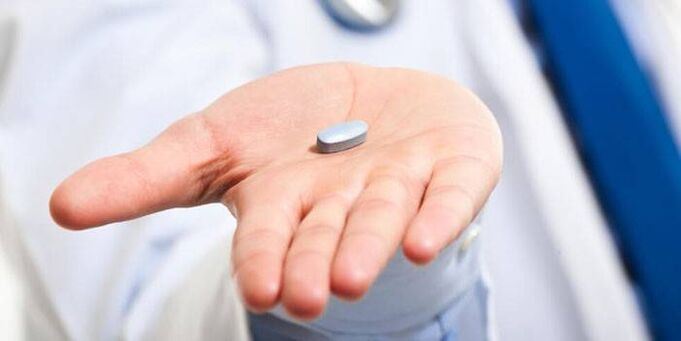 Ārsts izraksta antibiotikas kā pamatu akūta prostatīta ārstēšanai vīriešiem